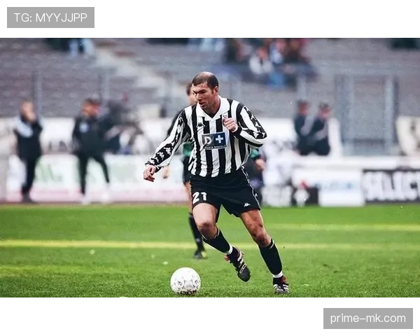 齐达内足球美学解析：优雅与战术的完美融合，重塑现代足球理念